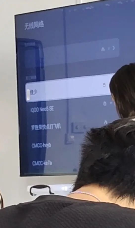 这姑娘让我理解了孔雀求偶为什么要开屏？！