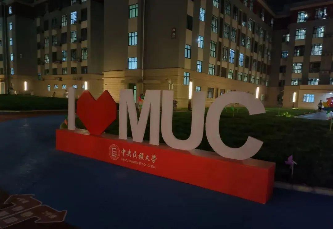 这姑娘让我理解了孔雀求偶为什么要开屏？！