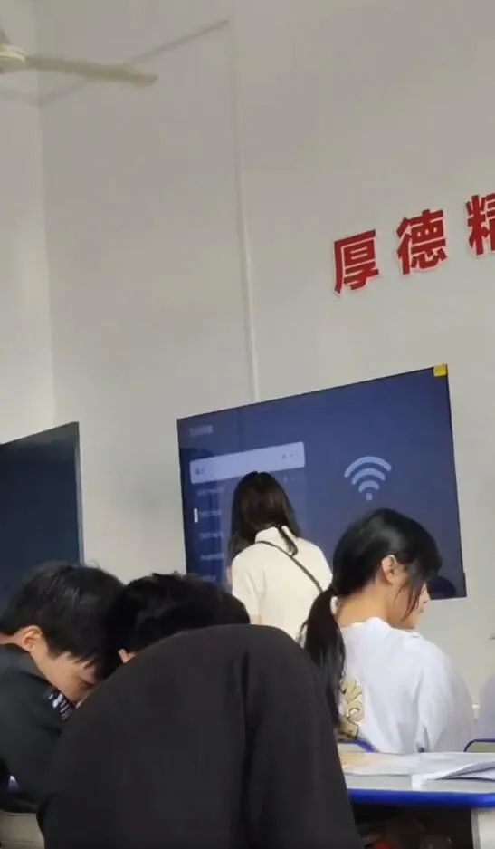 这姑娘让我理解了孔雀求偶为什么要开屏？！