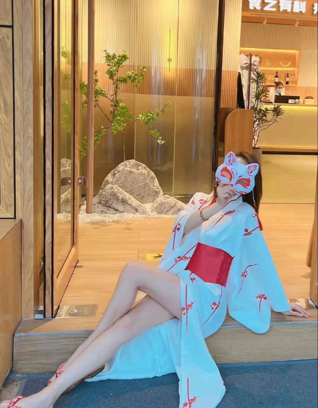 这姑娘让我理解了孔雀求偶为什么要开屏？！
