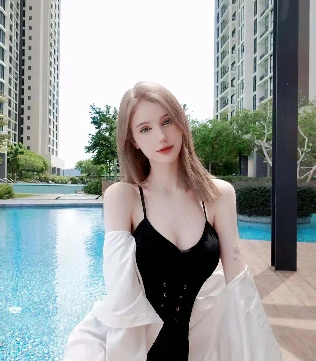 这姑娘让我理解了孔雀求偶为什么要开屏？！