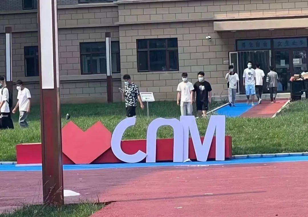 这姑娘让我理解了孔雀求偶为什么要开屏？！