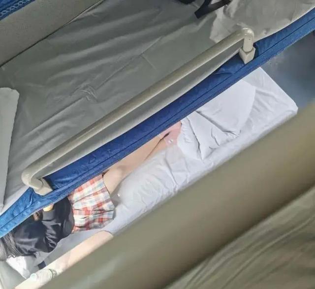 在高铁上碰到的妹子,我应不应该劝她把鞋子穿上? 在高铁上碰到的妹子,我应不应该劝她把鞋子穿上?