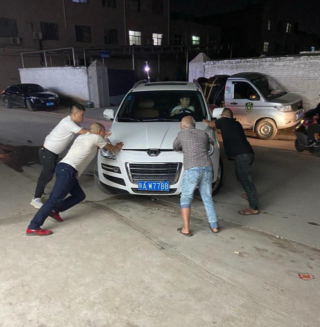 在高铁上碰到的妹子,我应不应该劝她把鞋子穿上? 在高铁上碰到的妹子,我应不应该劝她把鞋子穿上?