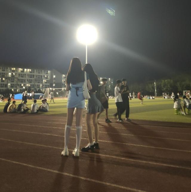 在高铁上碰到的妹子,我应不应该劝她把鞋子穿上? 在高铁上碰到的妹子,我应不应该劝她把鞋子穿上?