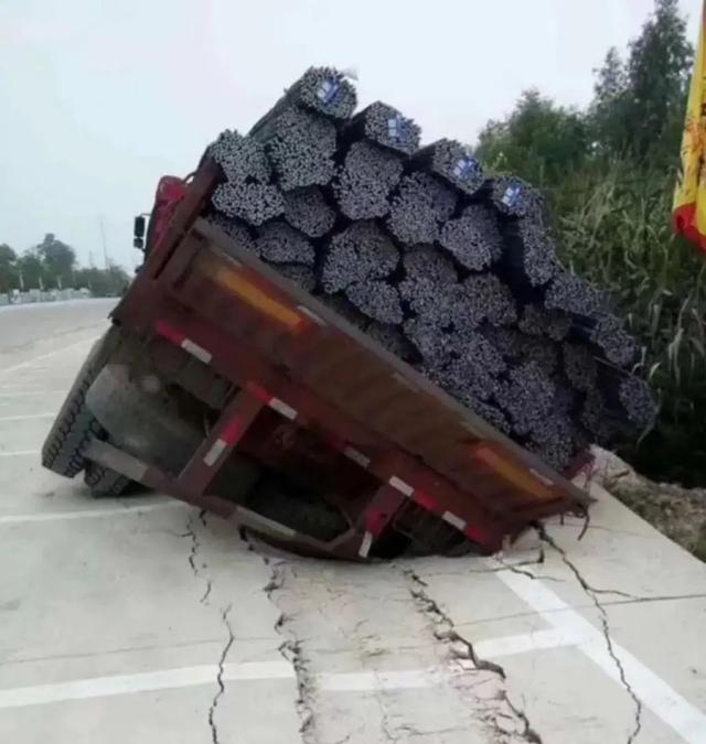 在高铁上碰到的妹子,我应不应该劝她把鞋子穿上? 在高铁上碰到的妹子,我应不应该劝她把鞋子穿上?