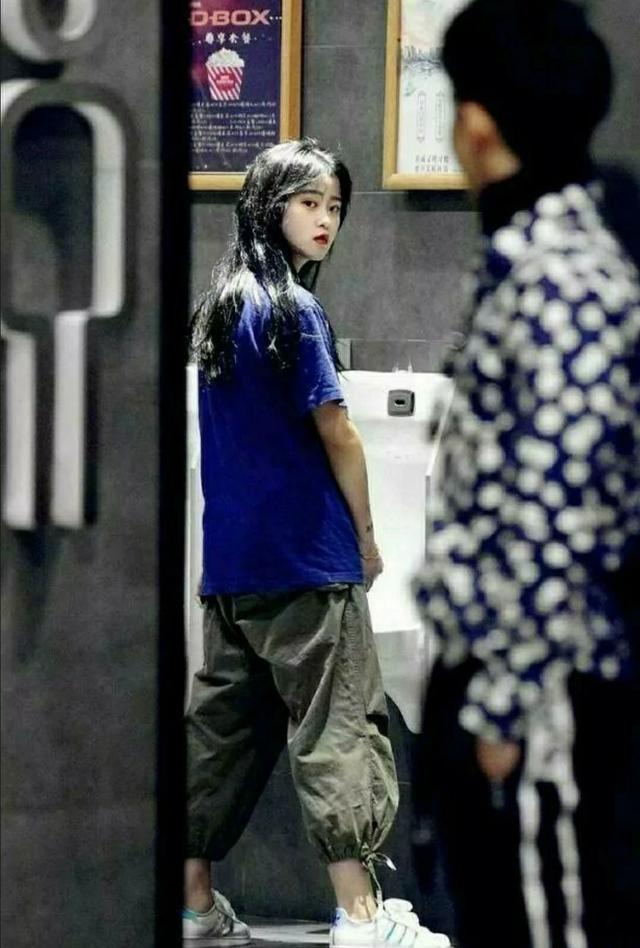 在高铁上碰到的妹子,我应不应该劝她把鞋子穿上? 在高铁上碰到的妹子,我应不应该劝她把鞋子穿上?