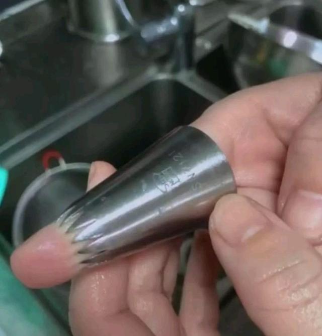 在高铁上碰到的妹子,我应不应该劝她把鞋子穿上? 在高铁上碰到的妹子,我应不应该劝她把鞋子穿上?