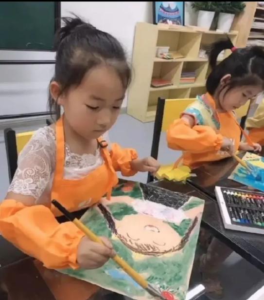 要被熊孩子们气死了,哥哥带妹妹去掏马蜂窝,结果两人变成这样了 要被熊孩子们气死了,哥哥带妹妹去掏马蜂窝,结果两人变成这样了