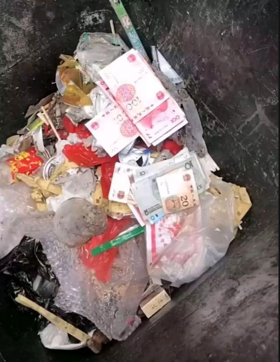 学生吃完西瓜上厕所后忘了冲水,暑假回来后,厕所变成西瓜地了 学生吃完西瓜上厕所后忘了冲水,暑假回来后,厕所变成西瓜地了