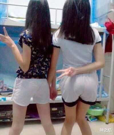 妹子你这个能隐身的窗帘借我用用成吗?哈哈 妹子你这个能隐身的窗帘借我用用成吗?哈哈