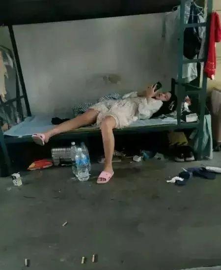 每日趣图:工厂工友女朋友来了,搞得我很尴尬怎么办? 每日趣图:工厂工友女朋友来了,搞得我很尴尬怎么办?