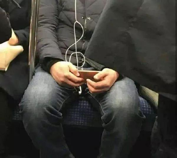 每日趣图:工厂工友女朋友来了,搞得我很尴尬怎么办? 每日趣图:工厂工友女朋友来了,搞得我很尴尬怎么办?