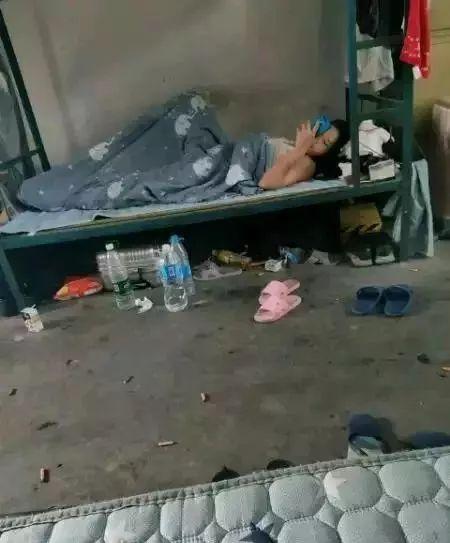 每日趣图:工厂工友女朋友来了,搞得我很尴尬怎么办? 每日趣图:工厂工友女朋友来了,搞得我很尴尬怎么办?