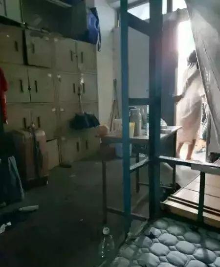 每日趣图:工厂工友女朋友来了,搞得我很尴尬怎么办? 每日趣图:工厂工友女朋友来了,搞得我很尴尬怎么办?