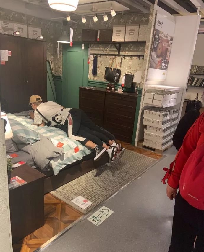 每日趣图:工厂工友女朋友来了,搞得我很尴尬怎么办? 每日趣图:工厂工友女朋友来了,搞得我很尴尬怎么办?
