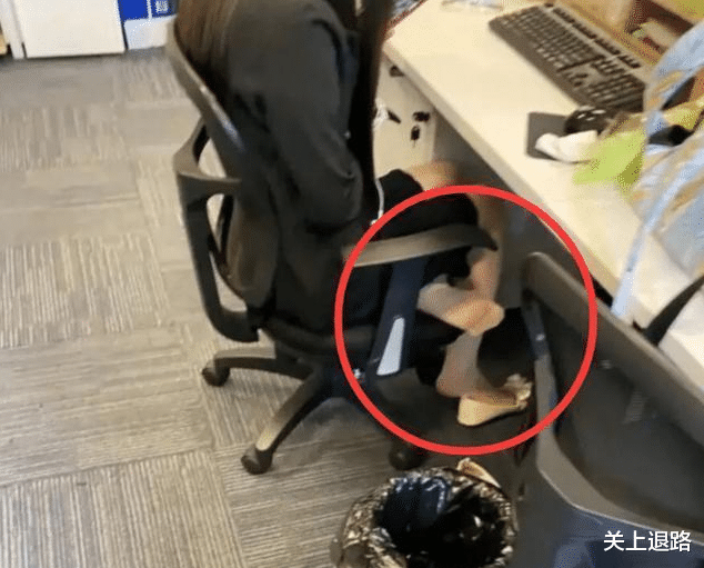 “新来的女老师好像很紧张,时不时就颤抖两下!说话也怯怯的...” “新来的女老师好像很紧张,时不时就颤抖两下!说话也怯怯的...”