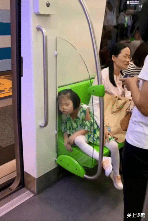 “新来的女老师好像很紧张,时不时就颤抖两下!说话也怯怯的...” “新来的女老师好像很紧张,时不时就颤抖两下!说话也怯怯的...”