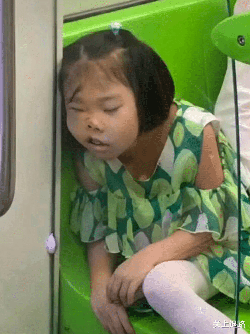 “新来的女老师好像很紧张,时不时就颤抖两下!说话也怯怯的...” “新来的女老师好像很紧张,时不时就颤抖两下!说话也怯怯的...”