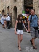 被抢镜的大长腿。。 被抢镜的大长腿。。