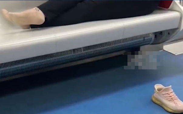 轻松一刻:开车不穿裤子?你玩很大啊! 轻松一刻:开车不穿裤子?你玩很大啊!