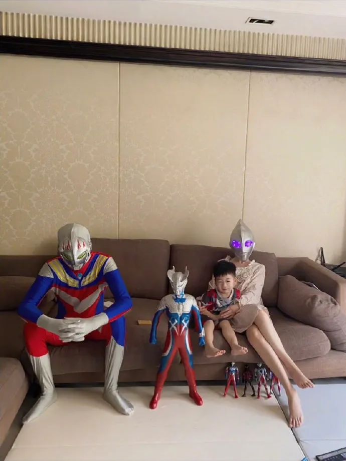 妹子拍照当众扒裤子?!现在的年轻人都玩的这么野了吗? 妹子拍照当众扒裤子?!现在的年轻人都玩的这么野了吗?