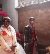 搞笑GIF趣图：结个婚容易吗，新娘都不放过