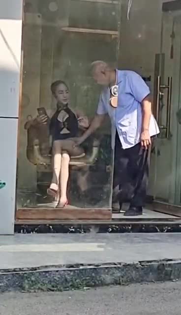 轻松一刻:结婚仨月夫妻不同房,老公:你孩子哪来的？
