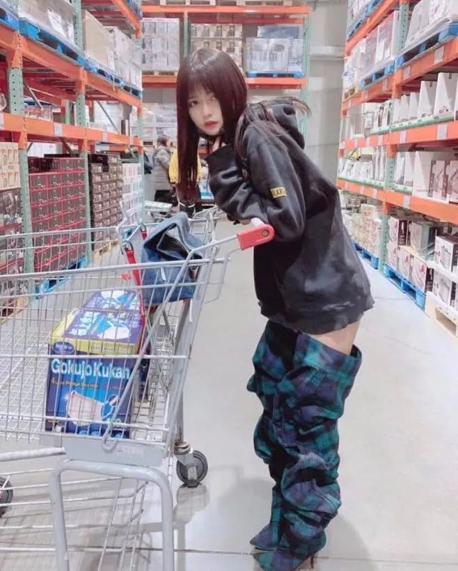 “刚买的新款长靴,看起来像是裤子脱了一半...” “刚买的新款长靴,看起来像是裤子脱了一半...”