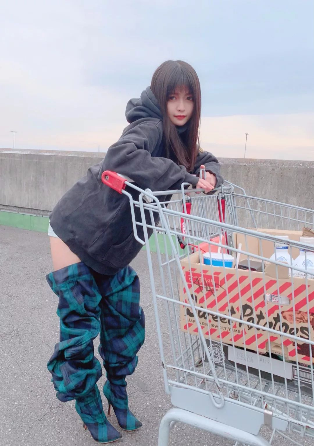 “刚买的新款长靴,看起来像是裤子脱了一半...” “刚买的新款长靴,看起来像是裤子脱了一半...”