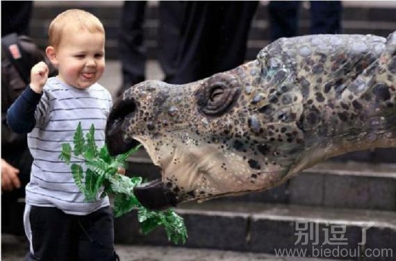 小孩子不怕恐龙咬你呀！