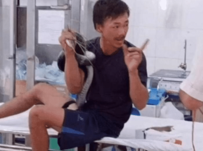 “蛇:大家别慌,是我报的警!”哈哈哈哈哈大哥可真是个狠人啊~ “蛇:大家别慌,是我报的警!”哈哈哈哈哈大哥可真是个狠人啊~