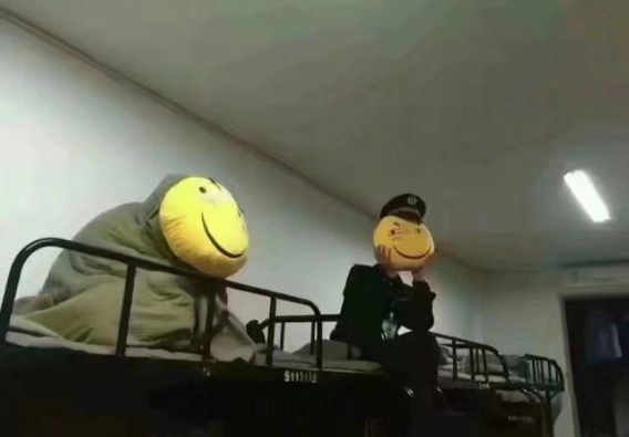 “第一眼以为这是条裤子!哈哈哈看错的自觉去面壁…” “第一眼以为这是条裤子!哈哈哈看错的自觉去面壁…”