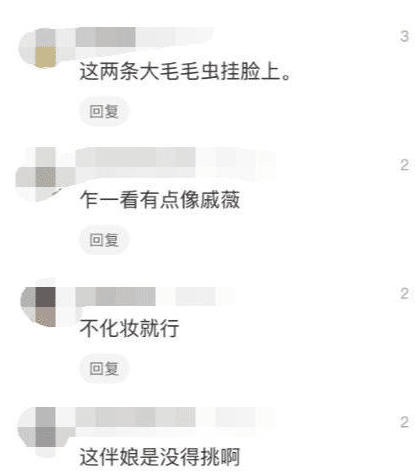 “怕抢了新娘的风头,伴娘独自藏角落玩手机,你爱了吗?”哈哈哈 “怕抢了新娘的风头,伴娘独自藏角落玩手机,你爱了吗?”哈哈哈