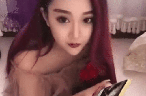 “怕抢了新娘的风头,伴娘独自藏角落玩手机,你爱了吗?”哈哈哈 “怕抢了新娘的风头,伴娘独自藏角落玩手机,你爱了吗?”哈哈哈