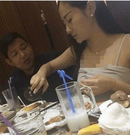 老婆跟闺蜜去旅游,半夜发来宾馆照片,请问后面床上是什么?鸣鸣鸣 老婆跟闺蜜去旅游,半夜发来宾馆照片,请问后面床上是什么?鸣鸣鸣