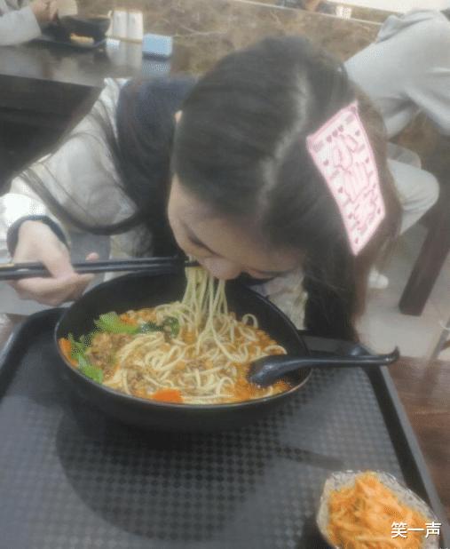 老婆跟闺蜜去旅游,半夜发来宾馆照片,请问后面床上是什么?鸣鸣鸣 老婆跟闺蜜去旅游,半夜发来宾馆照片,请问后面床上是什么?鸣鸣鸣