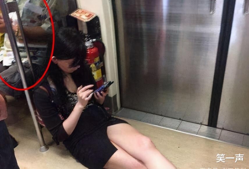 老婆跟闺蜜去旅游,半夜发来宾馆照片,请问后面床上是什么?鸣鸣鸣 老婆跟闺蜜去旅游,半夜发来宾馆照片,请问后面床上是什么?鸣鸣鸣