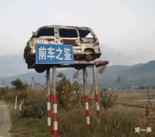 老婆跟闺蜜去旅游，半夜发来宾馆照片，请问后面床上是什么？鸣鸣鸣