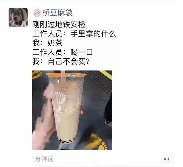 每日一笑:一看就是从小带大的猫,连看电视的姿势都一样 每日一笑:一看就是从小带大的猫,连看电视的姿势都一样