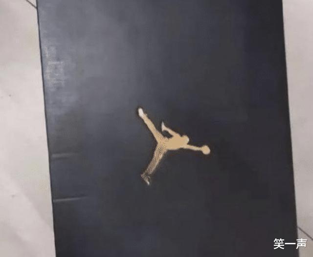 “早上在公园里发现的,昨晚是不是发生过激烈战斗啊?”哈哈哈! “早上在公园里发现的,昨晚是不是发生过激烈战斗啊?”哈哈哈!