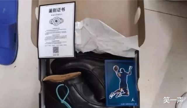 “早上在公园里发现的,昨晚是不是发生过激烈战斗啊?”哈哈哈! “早上在公园里发现的,昨晚是不是发生过激烈战斗啊?”哈哈哈!