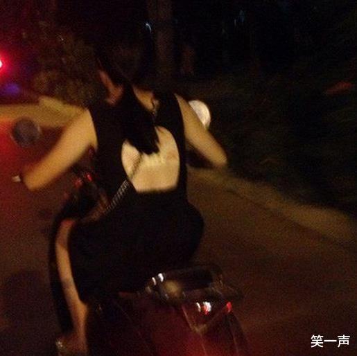 “早上在公园里发现的,昨晚是不是发生过激烈战斗啊?”哈哈哈! “早上在公园里发现的,昨晚是不是发生过激烈战斗啊?”哈哈哈!