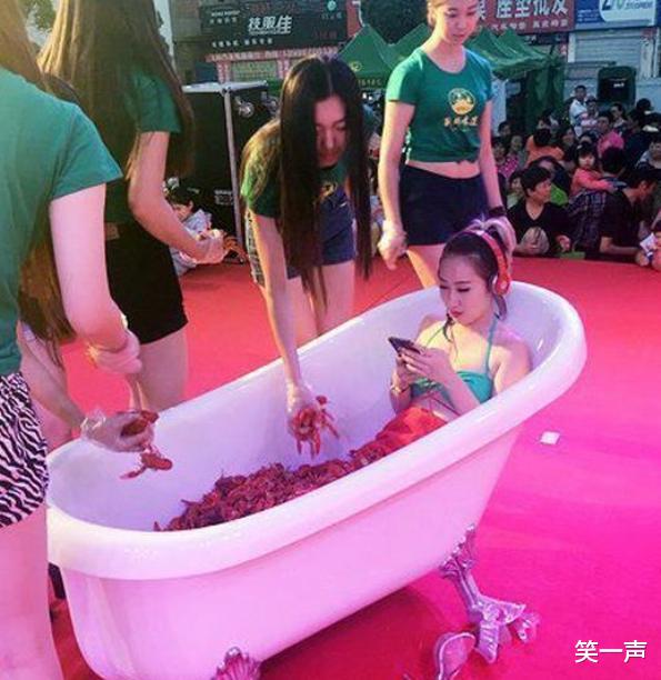 “早上在公园里发现的,昨晚是不是发生过激烈战斗啊?”哈哈哈! “早上在公园里发现的,昨晚是不是发生过激烈战斗啊?”哈哈哈!