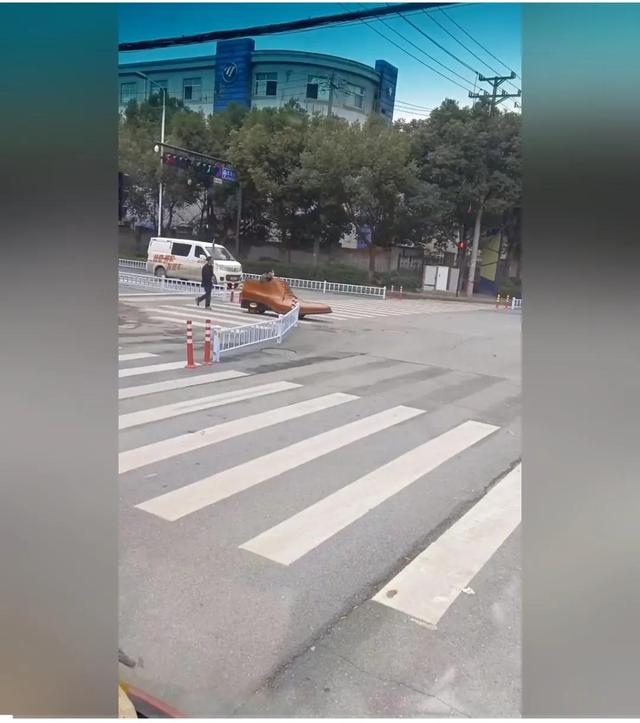 神回复:我堂堂一个皇帝在寝宫里装个空调,怎么了? 神回复:我堂堂一个皇帝在寝宫里装个空调,怎么了?
