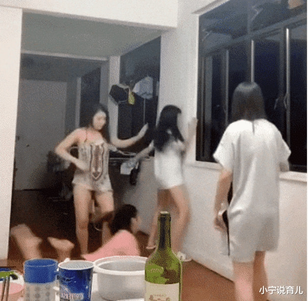 上海地铁阿姨真低调,你的塑料袋能秒杀任何一款LV的包包,哈哈 上海地铁阿姨真低调,你的塑料袋能秒杀任何一款LV的包包,哈哈