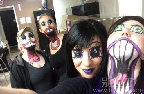 女人们混在一起总会发生奇怪的事情。 女人们混在一起总会发生奇怪的事情。