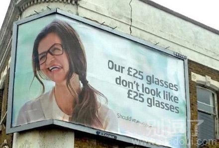 一副歪歪扭扭的广告。 一副歪歪扭扭的广告。