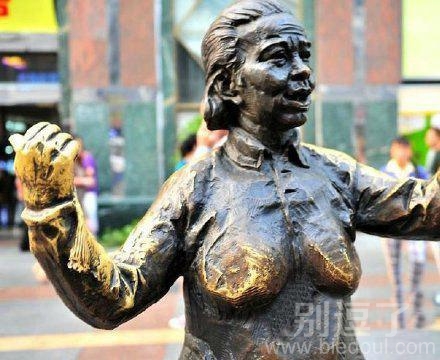 身材挺不错的雕像。 身材挺不错的雕像。