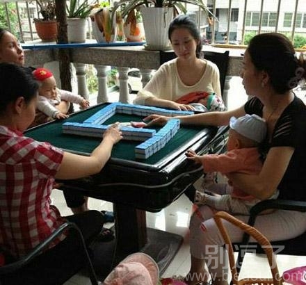 带着小孩子打麻将的妈妈。 带着小孩子打麻将的妈妈。